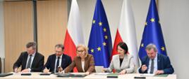 Na zdjęciu od lewej strony: Jacek Drozd, prezes zarządu PGE Dystrybucja S.A. Dariusz Lubera, prezes zarządu PGE S.A., Paulina Hennig-Kloska, minister Klimatu i Środowiska, Dorota Zawadzka-Stępniak, prezes zarządu NFOŚiGW, Józef Matysiak, zastępca prezesa zarządu NFOŚiGW.