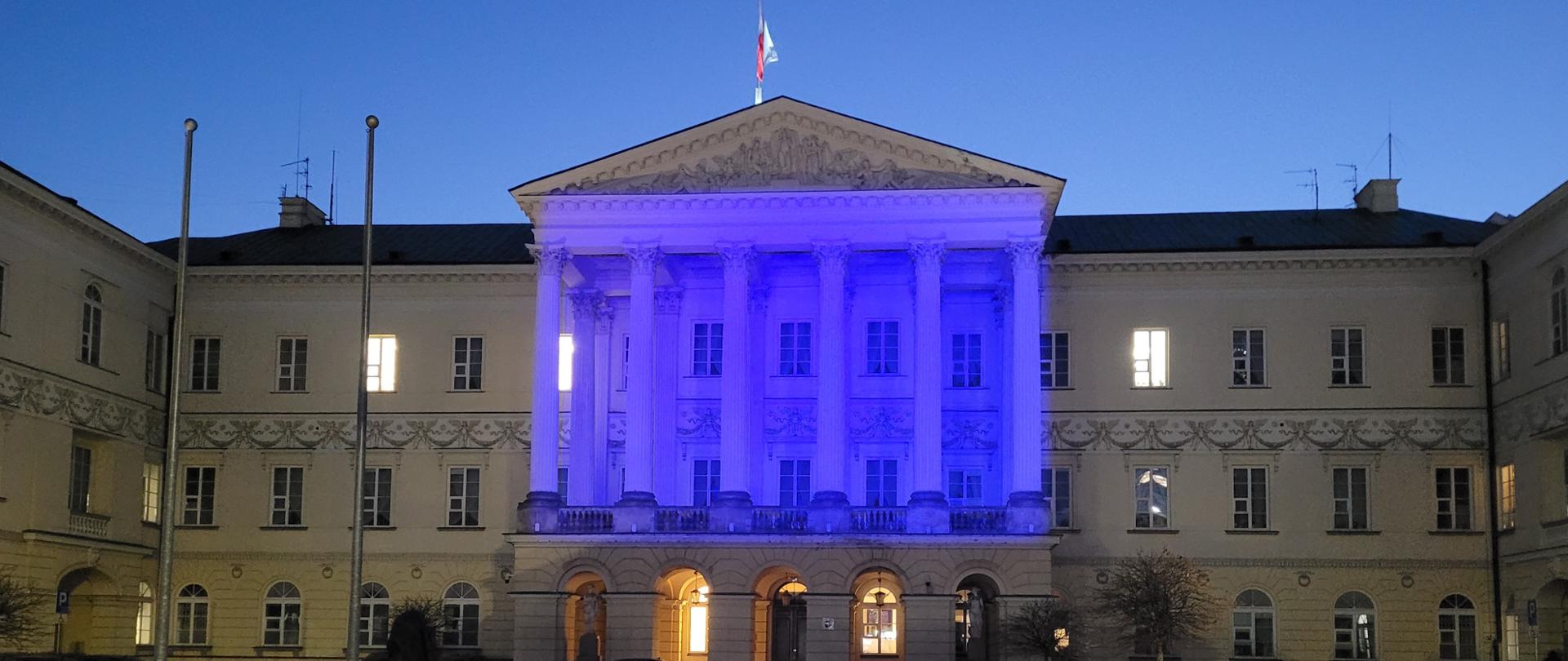 Budynek Mazowieckiego Urzędu Wojewódzkiego przy pl. Bankowym podświetlony na niebiesko z okazji Międzynarodowego Dnia Zespołu Angelmana.