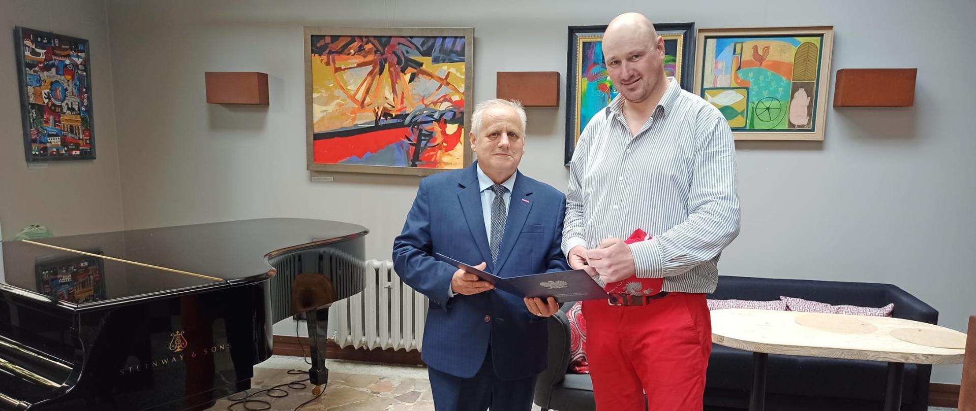 Wicewojewoda Zbigniew Szczypiński na wernisażu wystawy