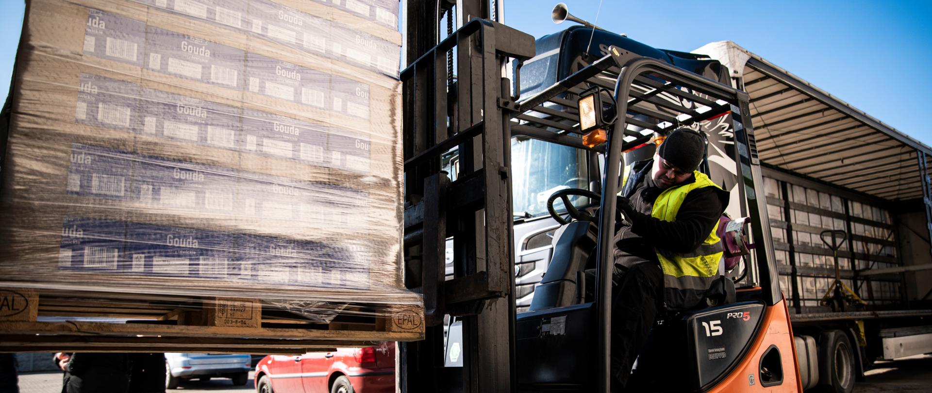 Transport z pomocą dla Ukrainy w postaci m.in. leków, antybiotyków, środków opatrunkowych i higienicznych oraz żywność o dłuższym terminie przydatności do spożycia wyjechały z Łowicza.