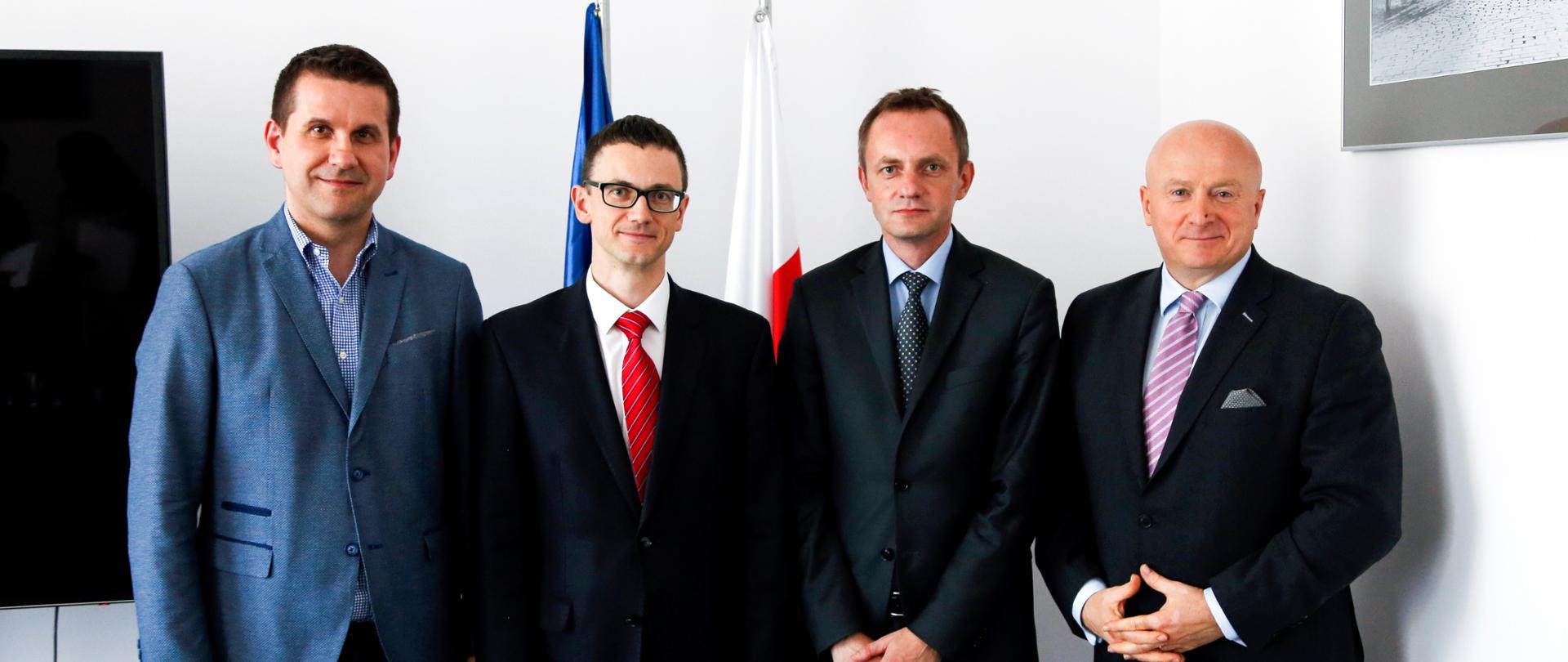 Karol Okoński - podsekretarz stanu w Ministerstwie Cyfryzacji, Tomasz Robaczyński - podsekretarz stanu w Ministerstwie Finansów, Jarosław Stawiarski – sekretarz stanu w Ministerstwie Sportu i Turystyki oraz Dominik Rozkrut – prezes Głównego Urzędu Statystycznego. 