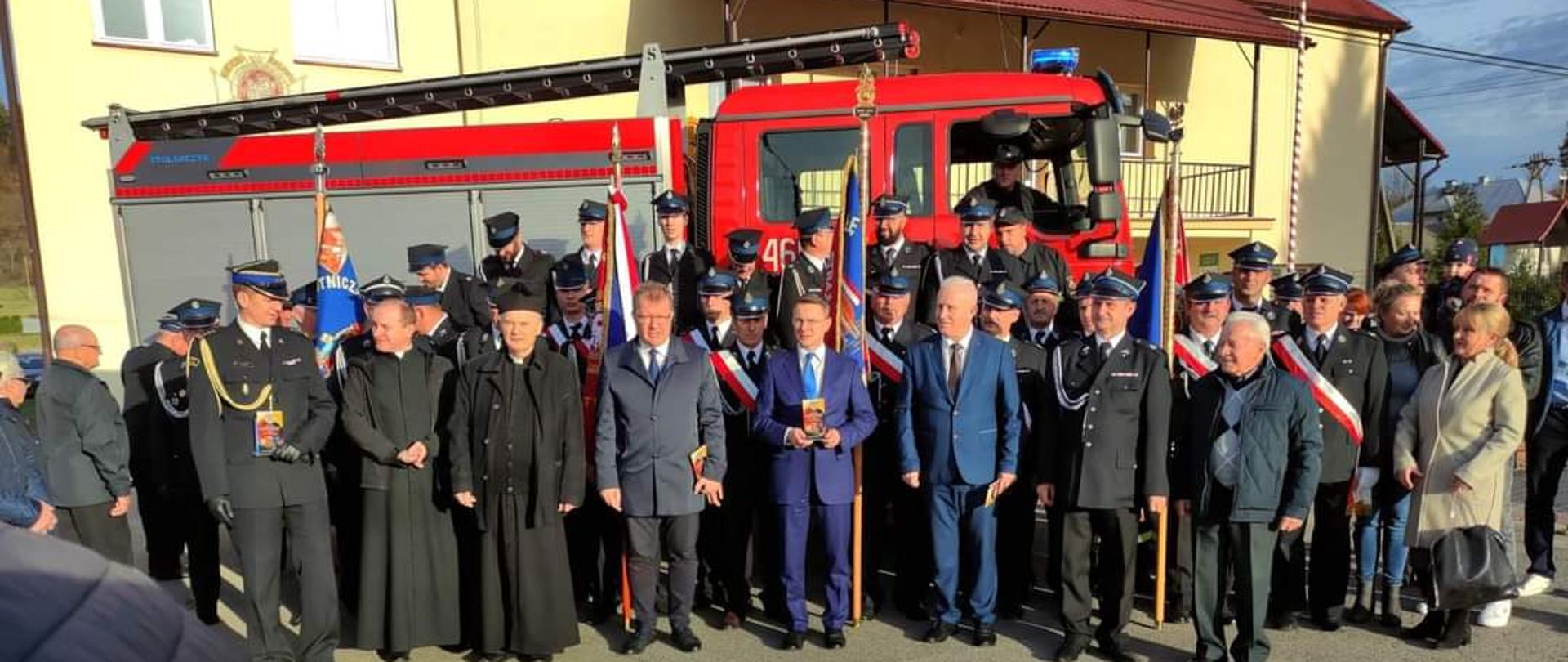 Zdjęcie z uroczystości poświęcenia samochodu bojowego w OSP Myczkowce.