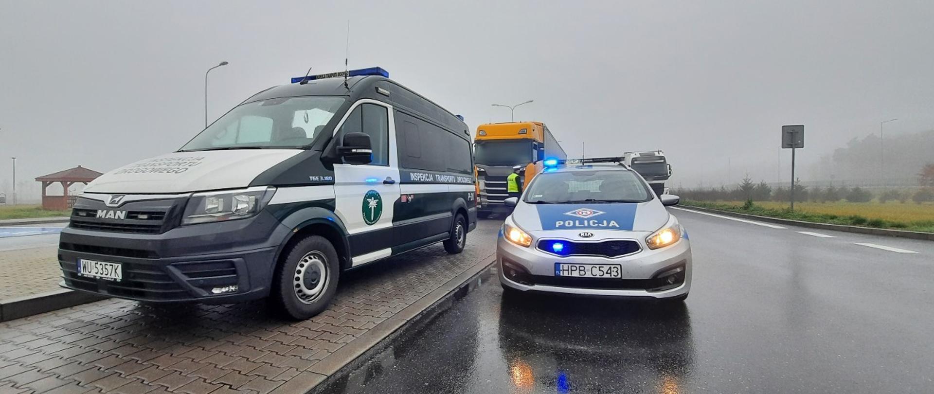 Na pierwszym planie (od lewej): oznakowany furgon dolnośląskiej Inspekcji Transportu Drogowego i stojący obok oznakowany radiowóz Policji z Oleśnicy. Za nimi stoi zatrzymana do kontroli ciężarówka, którą prowadził nietrzeźwy kierowca.