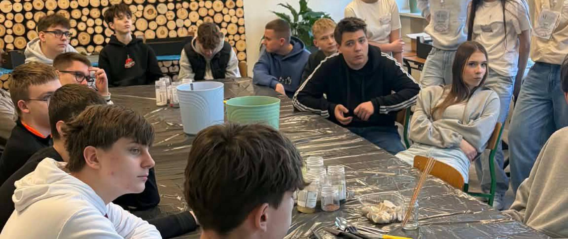 Uczniowie szkół podstawowych podczas warsztatów na kierunku architektura krajobrazu w czasie trwania Drzwi Otwartych Szkoły 