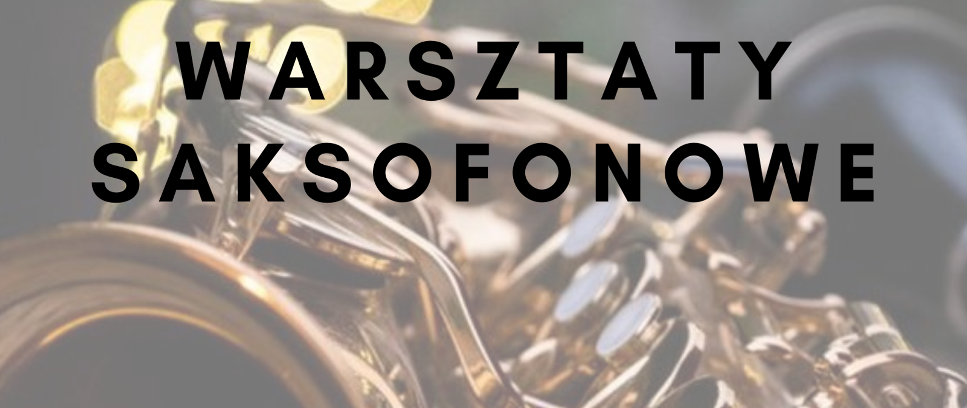 Saksofon leżący na płaskiej powierzchni. W tle blask odbijających świateł