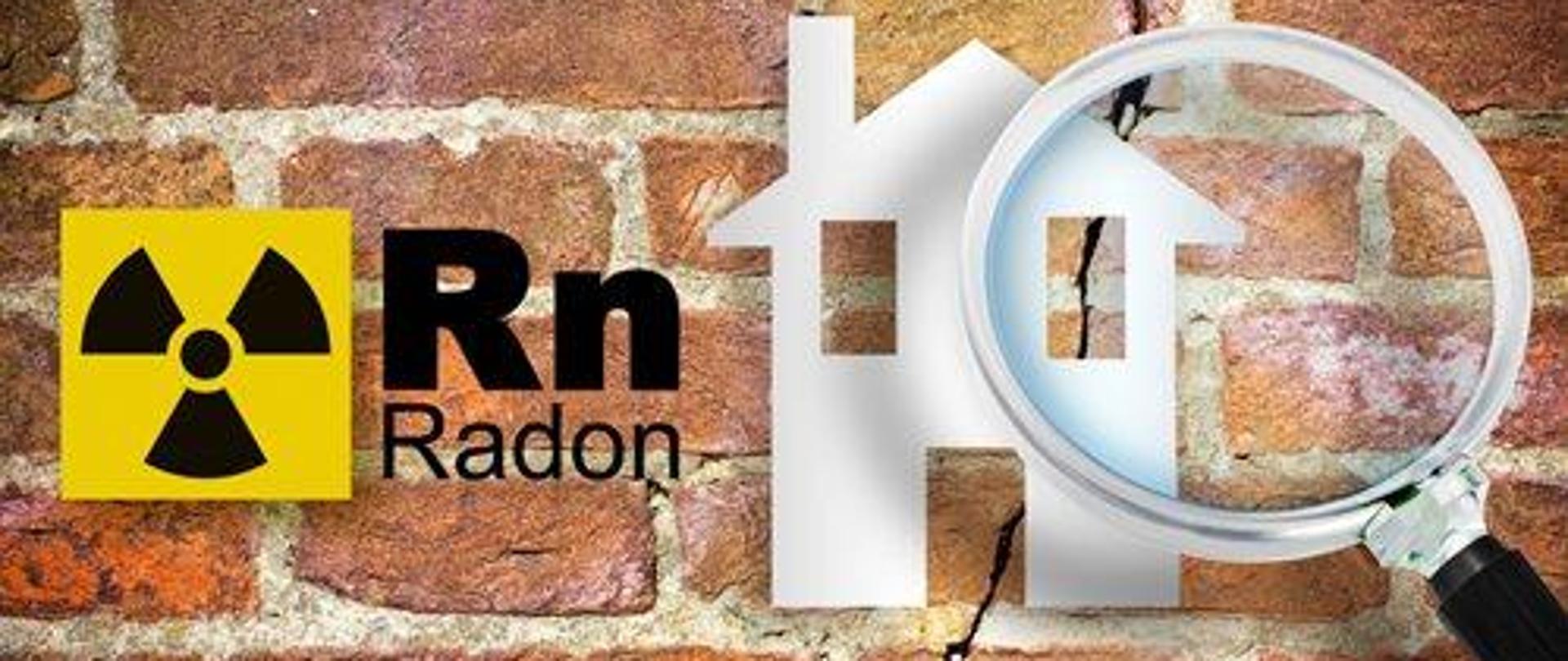 mur z cegły, na nim żółty znak Rn Radon i lupa skierowana na biały dom