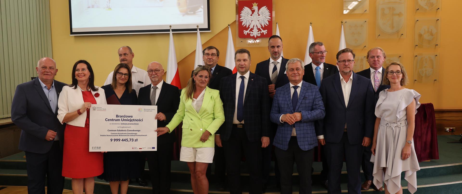 Minister Przemysław Czarnek wręczył symboliczne czeki na utworzenie BCU w województwie opolskim