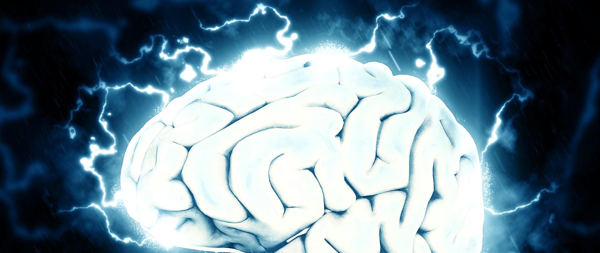 Grafika przedstawiająca ludzki mózg porażony prądem