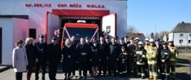 Na zdjęciu widoczna jest uroczystość związana z przekazaniem samochodu ratowniczego dla OSP Róża Wielka. Uroczystość odbywa się na zewnątrz, jest dzień, słonecznie. 