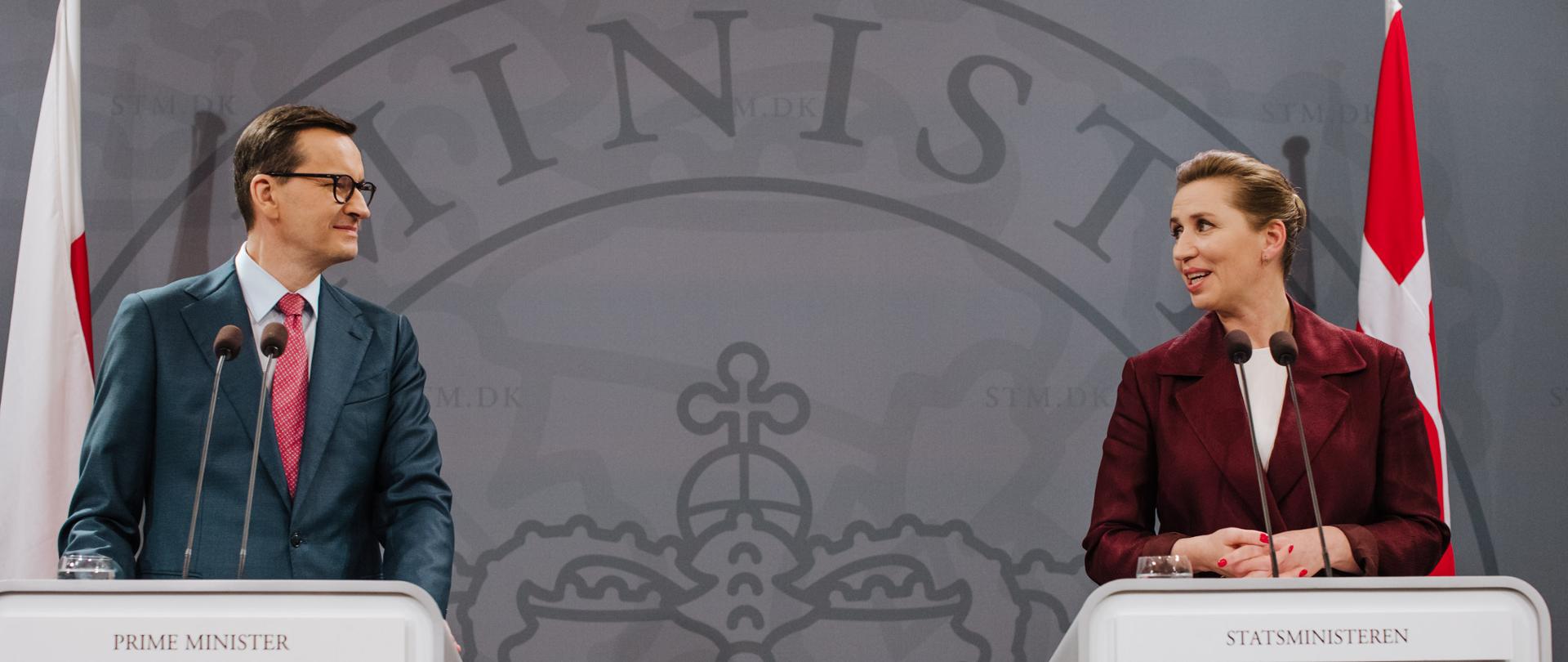 Premier Mateusz Morawiecki i premier Danii Mette Frederiksen w Kopenhadze podczas spotkania.