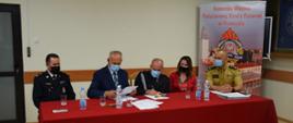 Na zdjęciu: Pani Anna Schmidt Sekretarz Stanu w Ministerstwie Rodziny i Polityki Społecznej, poseł na sejm RP, st. bryg. Daniel Dryniak zastępca podkarpackiego komendanta wojewódzkiego PSP, Pan Adam Skiba Prezes Zarządu Wojewódzkiego Funduszu Ochrony Środowiska i Gospodarki Wodnej w Rzeszowie, st. bryg. Bogusław Szczurko komendant miejski PSP w Przemyślu oraz druh OSP podczas podpisywania umów na zakup sprzętu i wyposażenia dla OSP