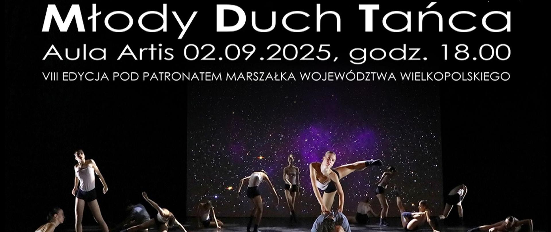 Ciemna scena, w układzie tanecznym tancerze i tancerki, w tle gwiaździste niebo