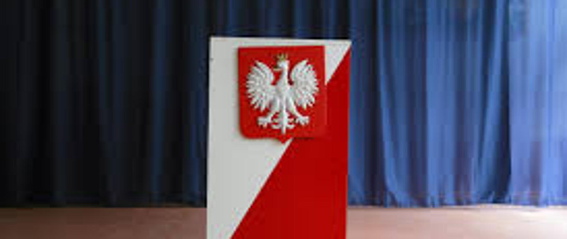 Urna wyborcza z godłem Rzeczypospolitej