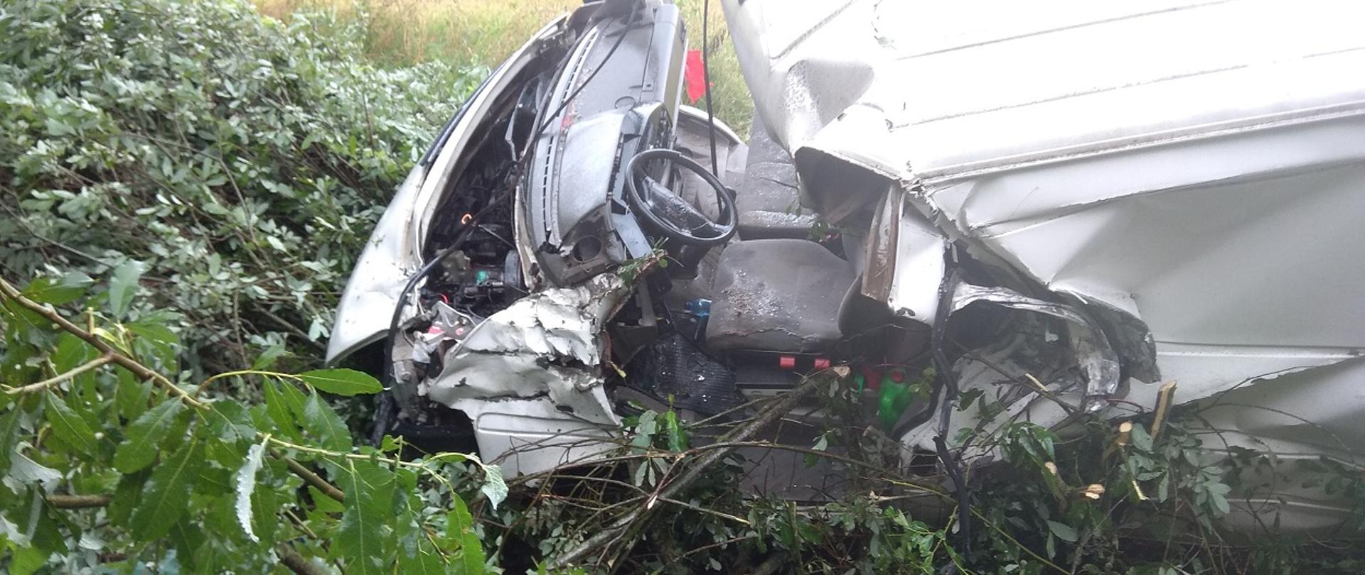 Bus w rowie bez drzwi