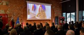 Zastępca komendanta głównego PSP widoczny na wyświetlanym ekranie podczas łączenia wideo