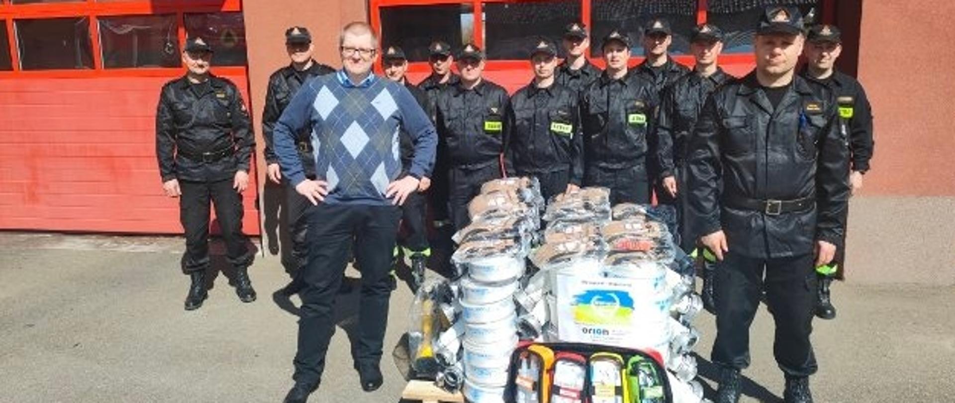 Na zdjęciu strażacy z JRG Jasło wraz z Komendantem i przedstawicielem formy Orion podczas przekazania sprzętu dla jednostki KP PSP w Jaśle.