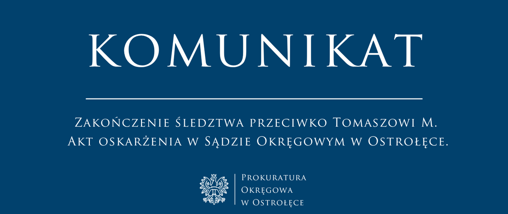 Biały tekst Komunikat Zakończenie śledztwa przeciwko Tomaszowi M. Akt oskarżenia w Sądzie Okręgowym w Ostrołęce. na niebieskim tle