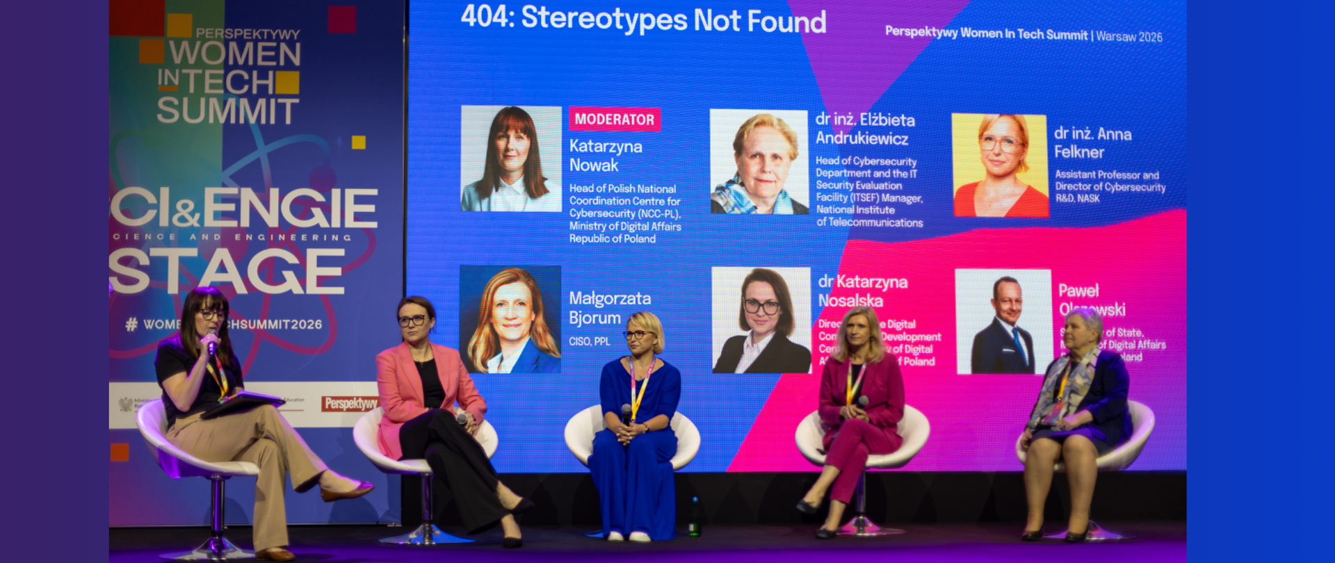 Grupa panelistek na scenie