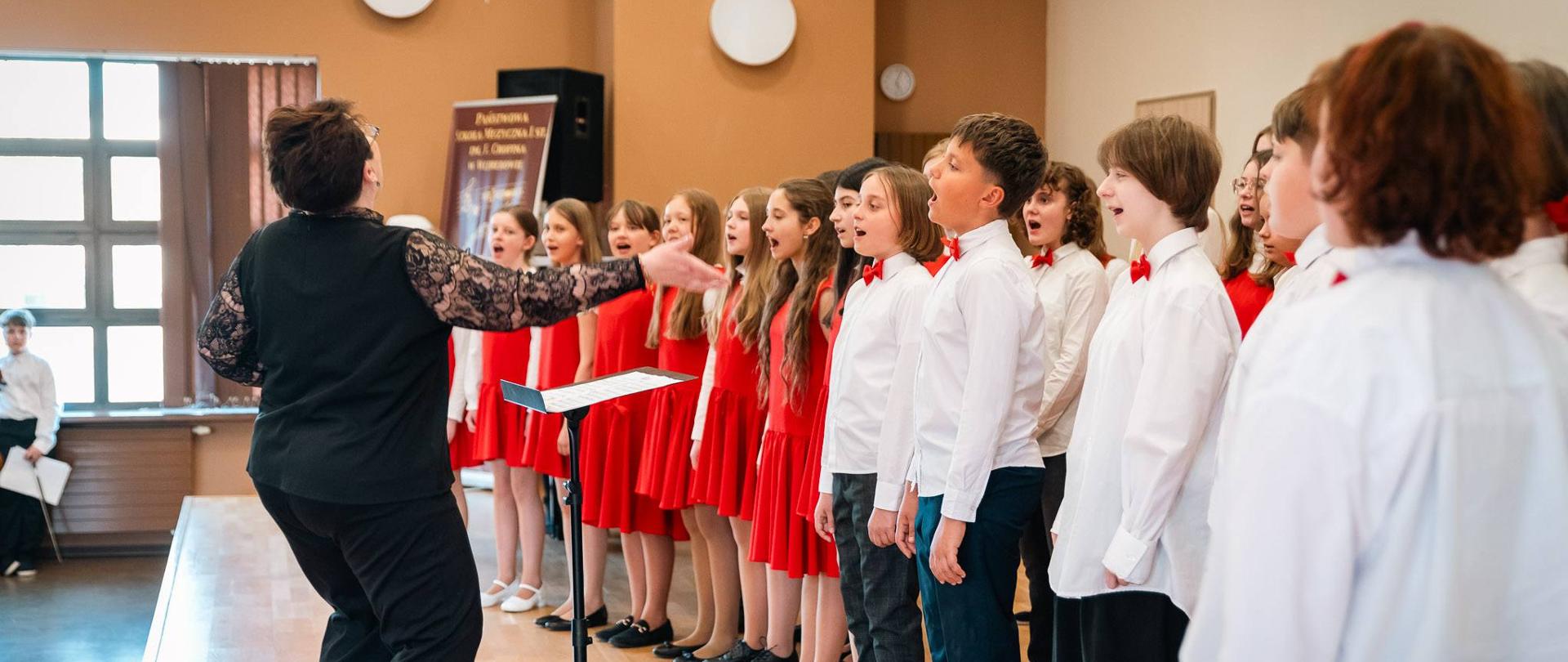 Chór podczas występu w trakcie "Drzwi otwartych". Ewa Rocławska dyryguje obrócona tyłem.