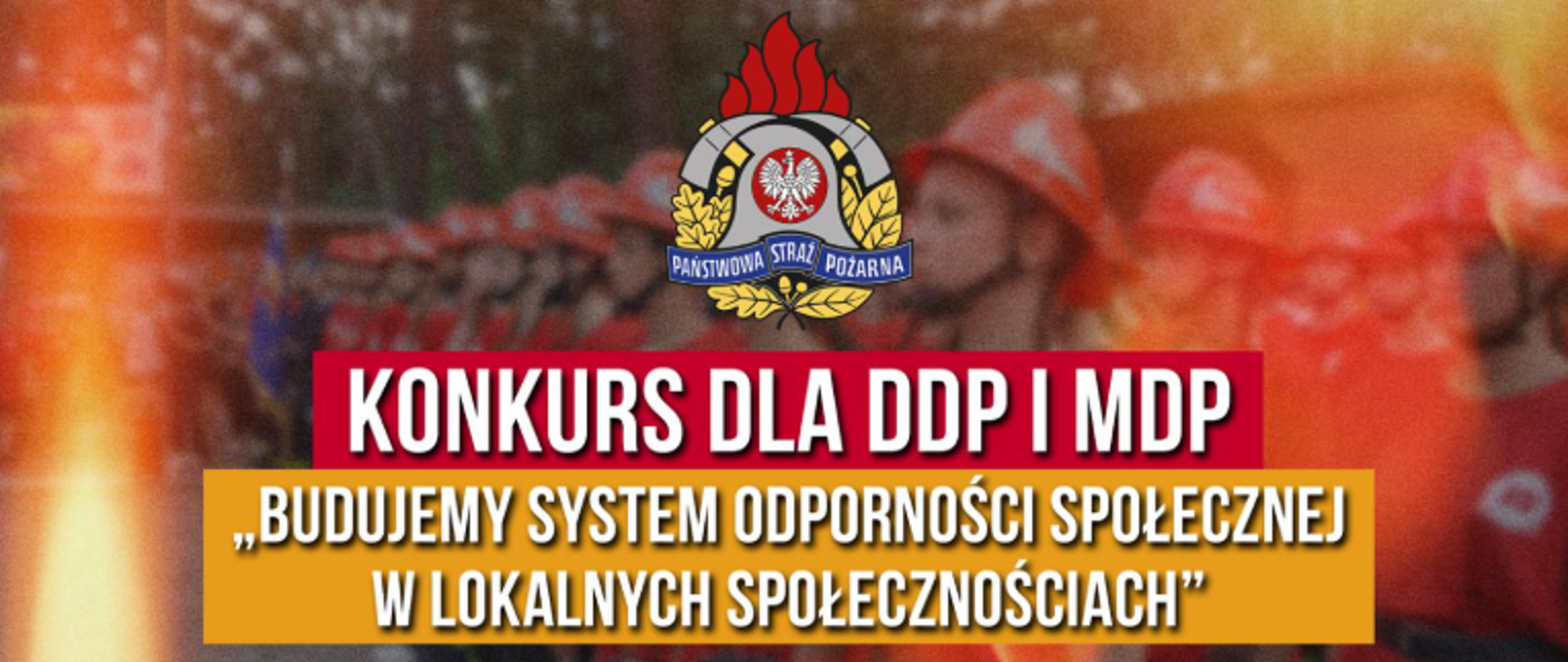 Baner Państwowej Straży Pożarnej promujący konkurs dla DDP i MDP pod hasłem: „Budujemy system odporności społecznej w lokalnych społecznościach”. W tle widoczni są młodzi strażacy podczas ćwiczeń. Na górze znajduje się logo PSP