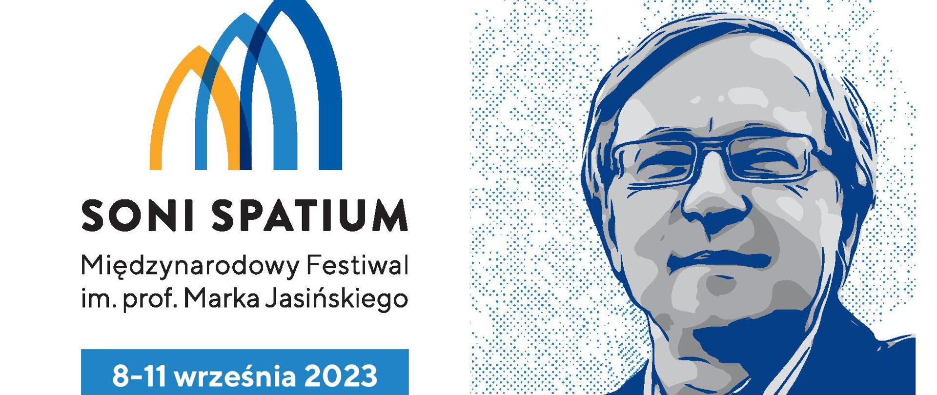 Plakat informacyjny Międzynarodowego Festiwalu SONI SPATIUM im. prof. Marka Jasińskiego w dniach 8 do 11 września 2023. Tło plakatu jest biało-niebieskie, w jego górnej części znajduje się logo festiwalu oraz grafika twarzy prof. Marka Jasińskiego a poniżej znajduje się harmonogram i program koncertów.