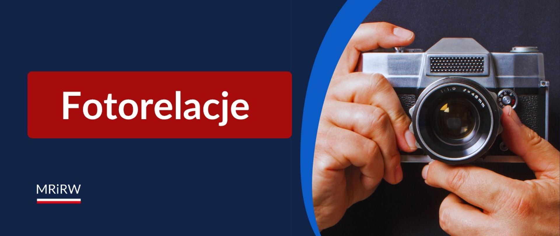 aparat fotograficzny trzymany w dłoniach