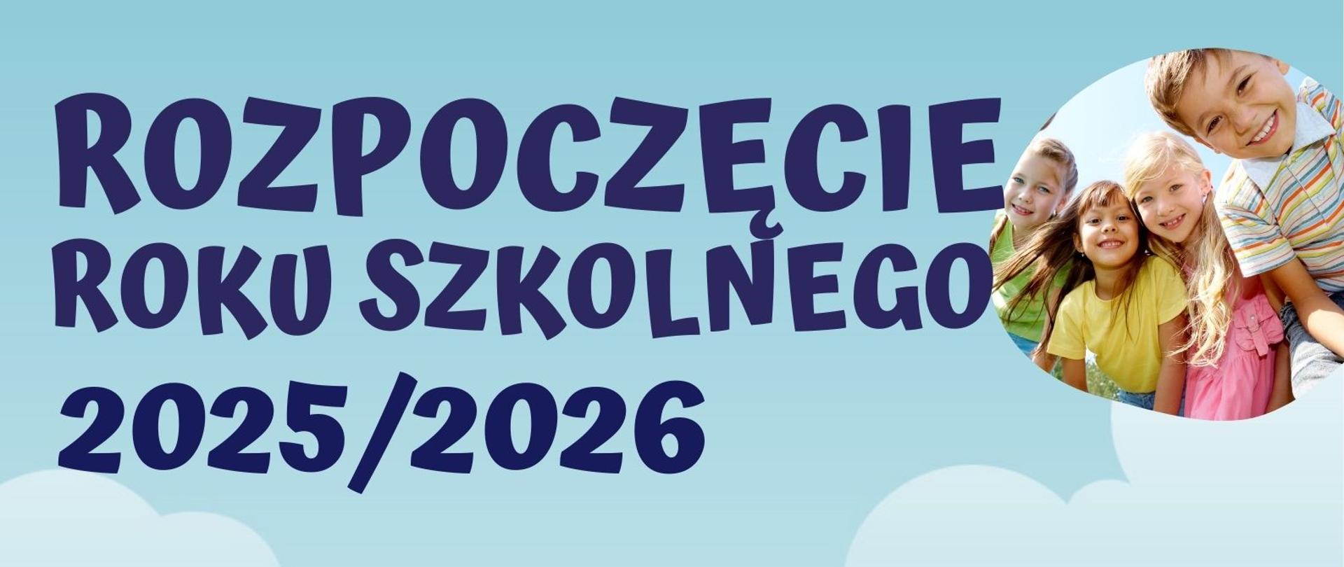 Plakat. Na niebieskim tle granatowy napis: początek roku szkolnego 2025/2026. W prawym górnym rogu znajduje się zdjęcie przedstawiające grupę roześmianych dzieci. 