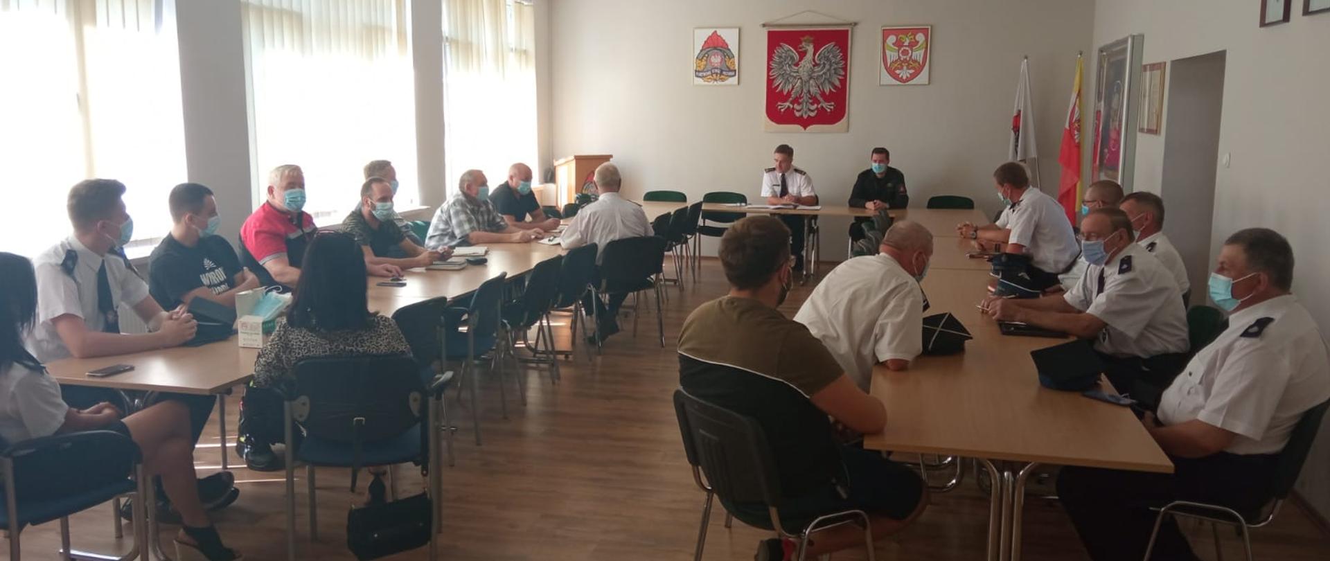 Komendant Powiatowy wraz z Dowódcą JRG w Szamotułach przedstawiają druhnom i druhom OSP z terenu powiatu szamotulskiego szczegóły programu #SzczepimySię z OSP.