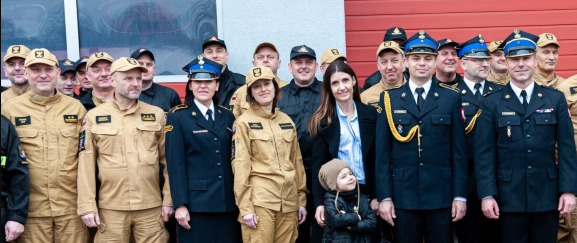 Na zdjęciu widoczny jest odchodzący na zaopatrzenie emerytalne asp. Łukasza Kwiatek wraz funkcjonariuszami z Komendy Powiatowej Państwowej Straży Pożarnej w Ostrowcu Świętokrzyskim