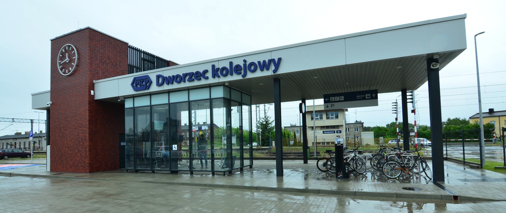 Dworzec Gorzkowice od strony miejscowości