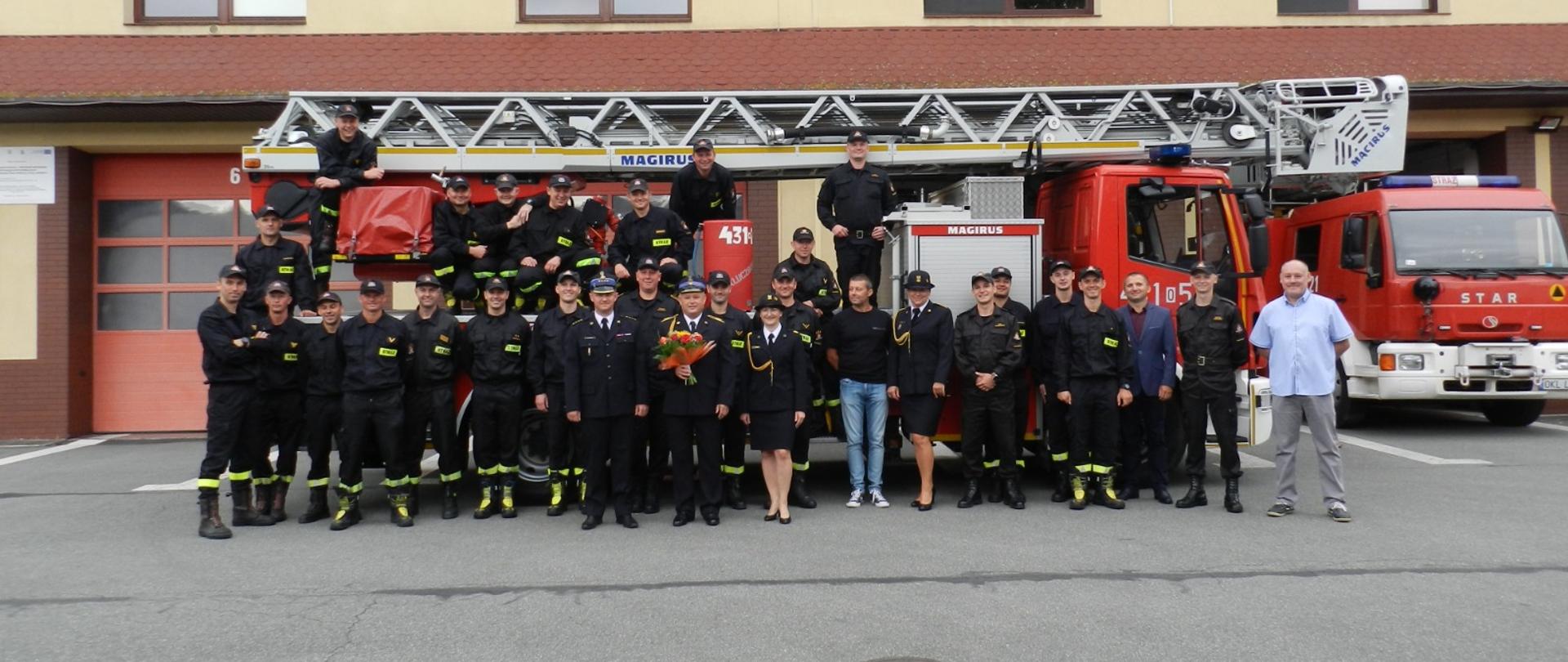 funkcjonariusze psp na tle drabiny mechanicznej 