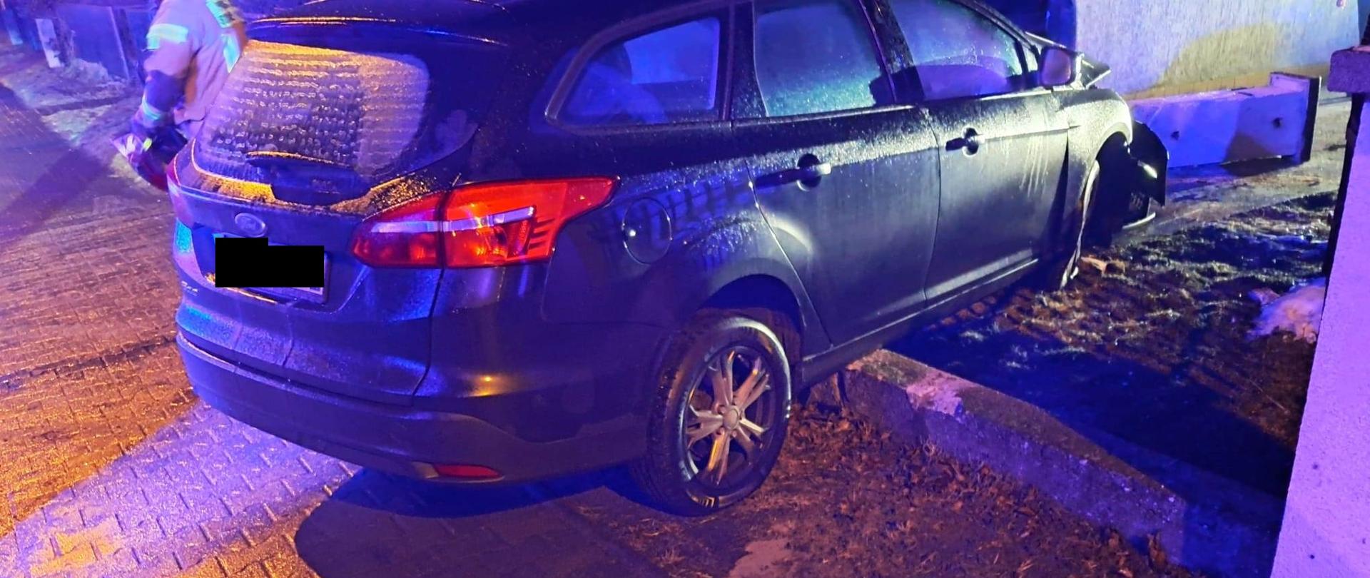 Ciemny samochód uderzył w ogrodzenie, jest noc