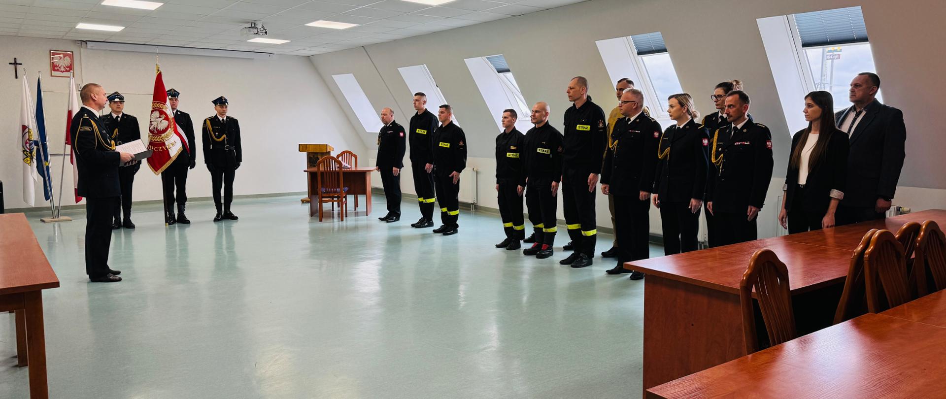 Na zdjęciu komendant powiatowy PSP przemawia do zgromadzonych strażaków i pracowników cywilnych