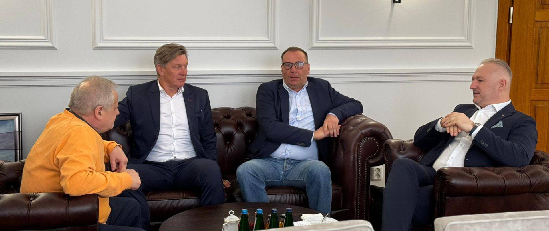 Mistrzostwa Polski w Kolarstwie Szosowym 2026: organizatorzy podczas rozmów z wojewodą Radosławem Królem i wicewojewodą Zbigniewem Szczypińskim.