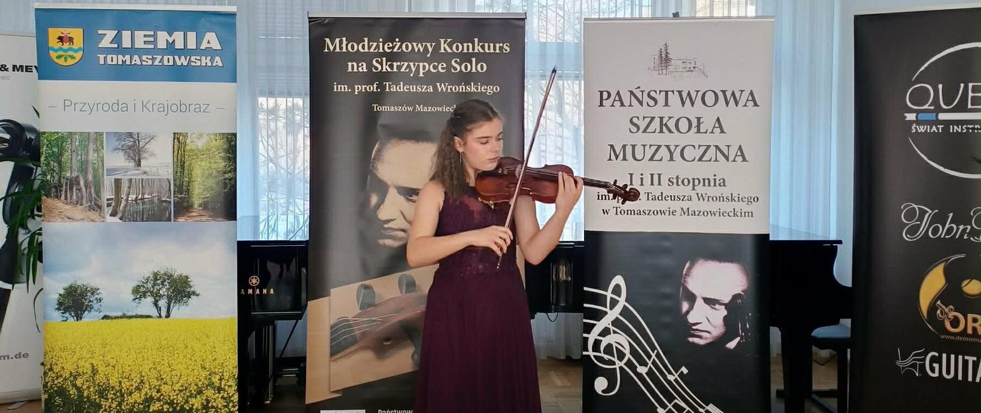 Julia Kalicka gra na skrzypcach