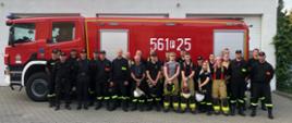 Na zdjęciu strażacy biorący udział w szkoleniu kierowców-konserwatorów sprzętu OSP na tle pojazdu pożarniczego