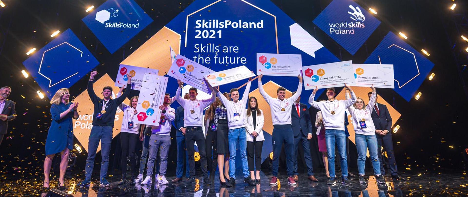 Na scenie widoczni zawodnicy z biletami do Szanghaju. Widoczni wszyscy laureaci konkursu wraz z organizatorami