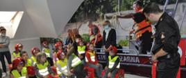 Zdjęcie przedstawia strażaka prowadzącego zajęcia