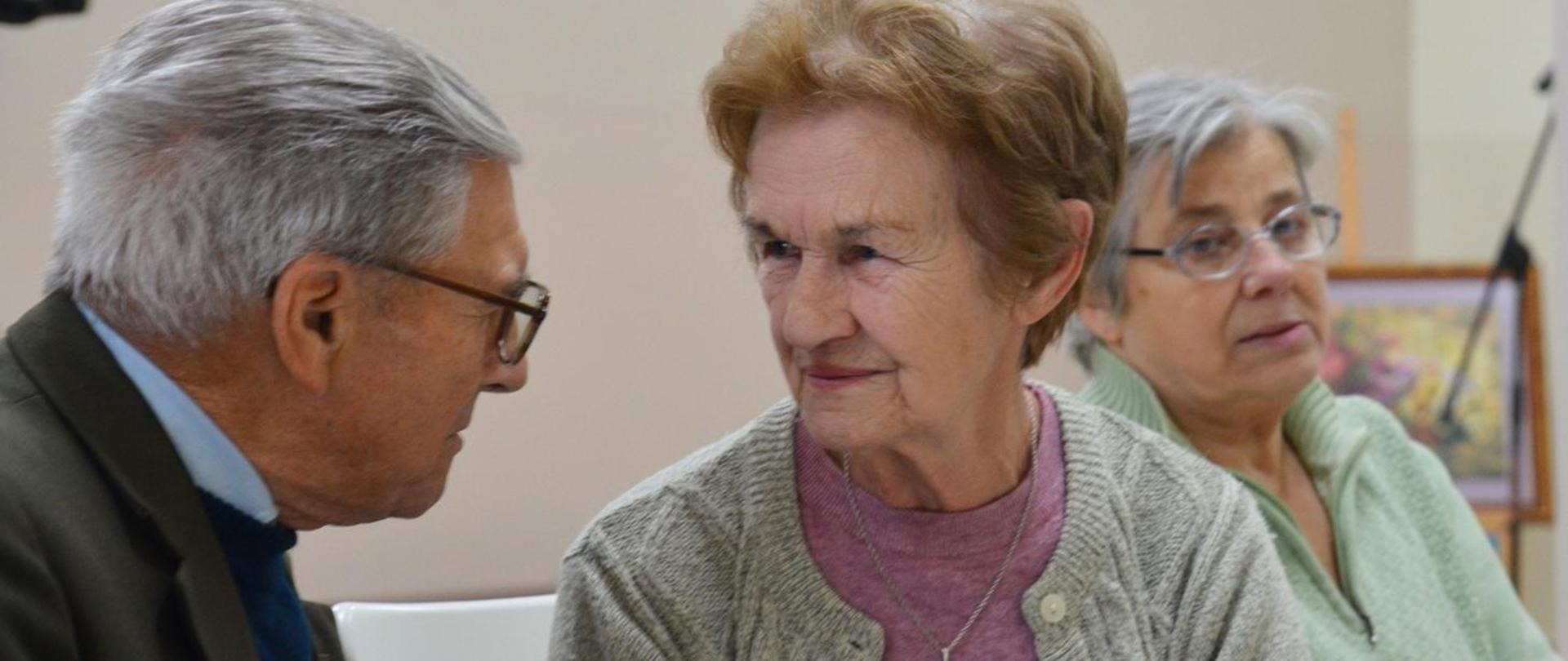 Na zdjęciu znajduje się starszy mężczyzna oraz dwie starsze kobiety 