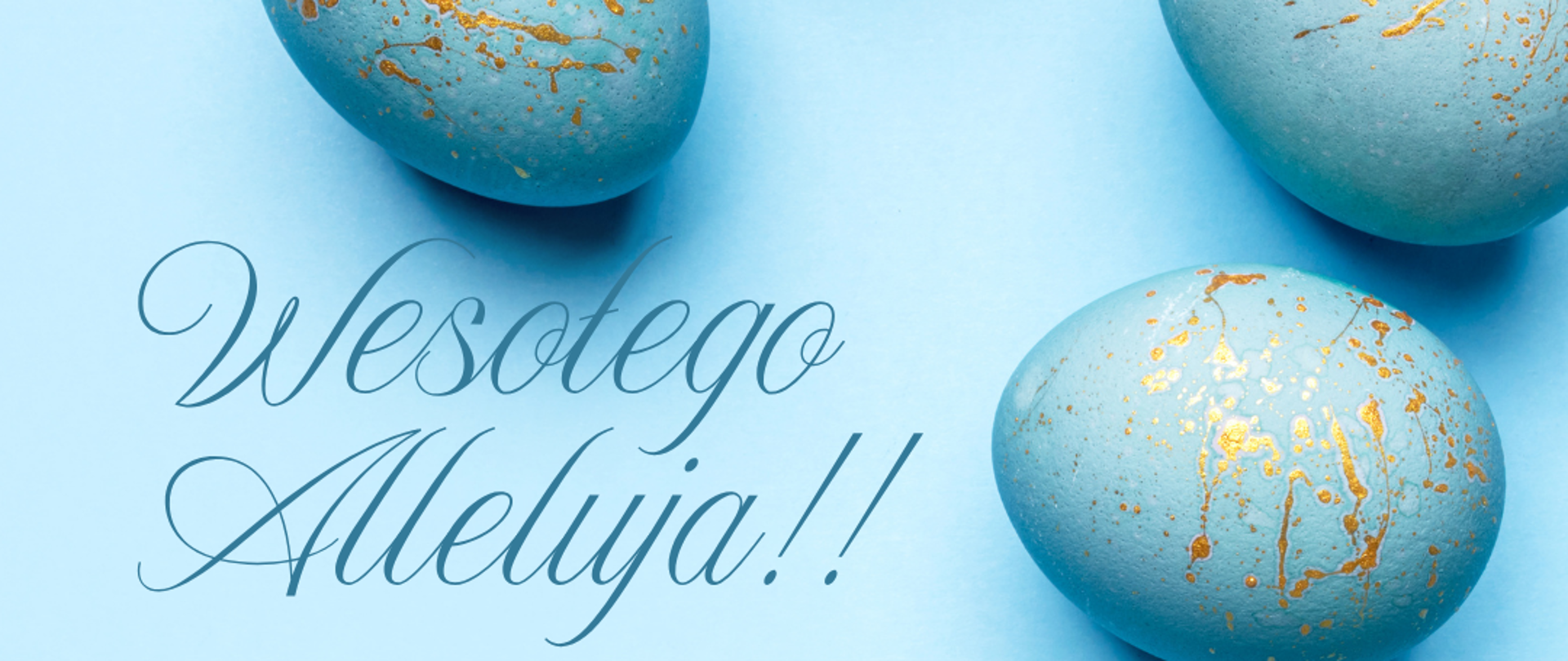 Kartka wielkanocna na jasnoniebieskim tle z kilkoma niebieskimi pisankami ozdobionymi złotymi plamkami. Na środku widnieje napis „Wesołego Alleluja!!”, a poniżej dłuższe życzenia wielkanocne w języku polskim. W dolnej części znajduje się podpis Dyrektora i Pracowników Państwowej Szkoły Muzycznej I stopnia im. Mazurka Dąbrowskiego w Kościerzynie oraz napis „Wielkanoc 2026”. W lewym dolnym rogu widoczna jest sylwetka zajączka.