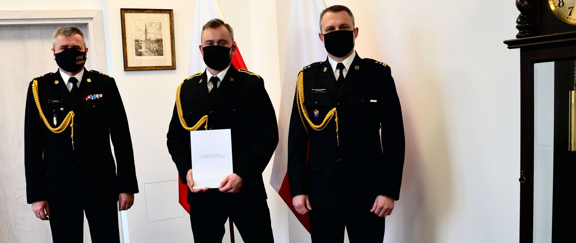 Zdjęcie pamiątkowe po wręczeniu podziękowania.