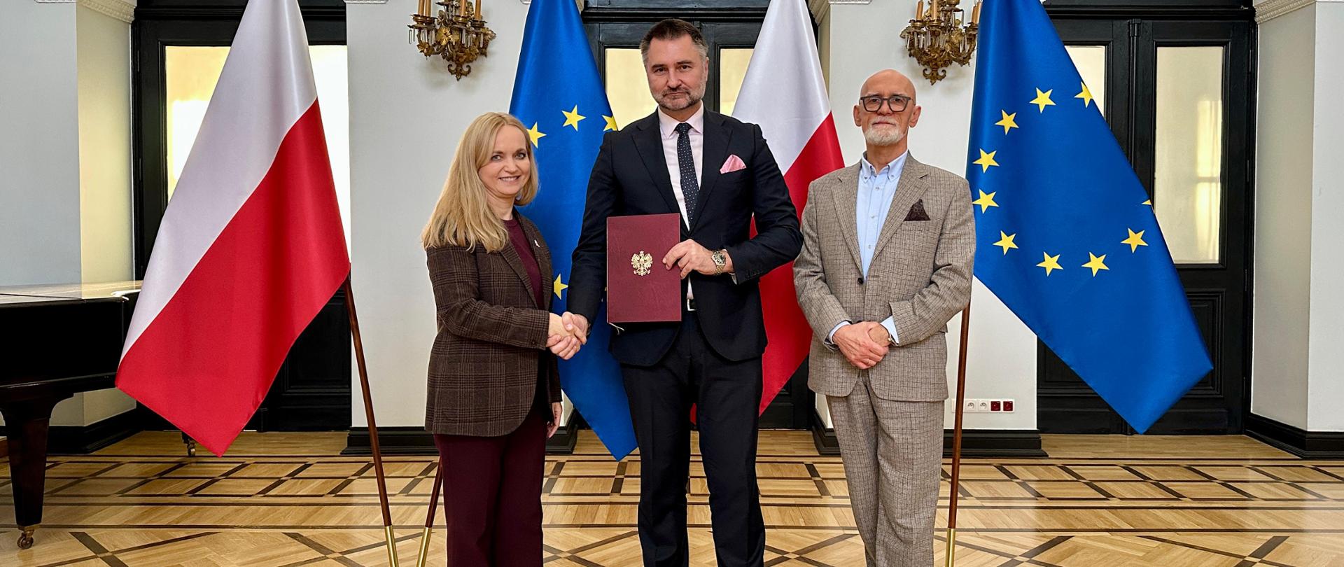 Na zdj. minister Jolanta Sobierańska-Grenda, nowy dyrektor CeZ Adam Konka i wiceminister Tomasz Maciejewski.