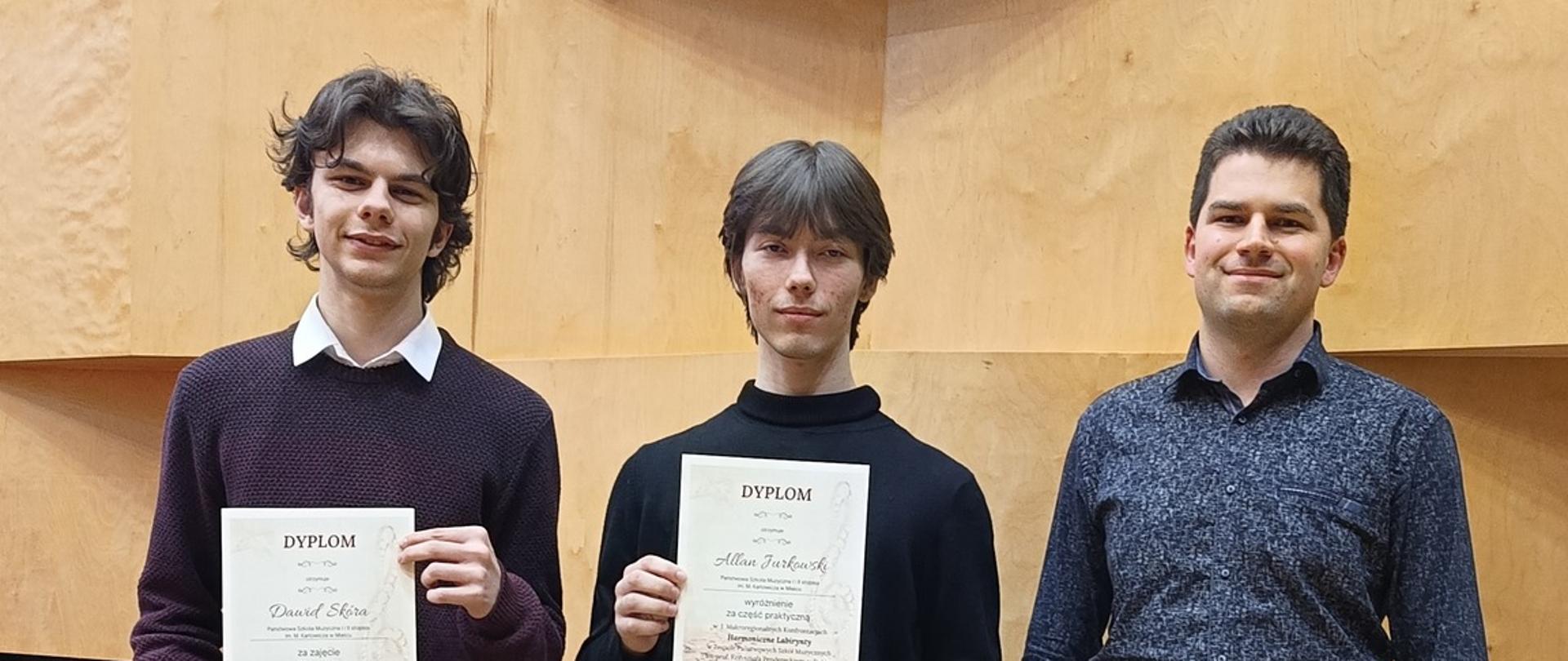 uczniowie naszej szkoły wraz z opiekunem Michałem Witkiem trzymający dyplomy otrzymane na I Makroregionalnych Konfrontacjach "Harmoniczne Labirynty" organizowanych przez Zespół Państwowych Szkół Muzycznych im. prof. Krzysztofa Pendereckiego w Dębicy