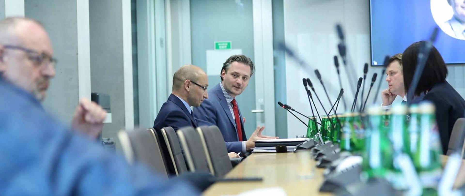 Na zdjęciu: wiceminister Bartosz Grodecki podczas posiedzenia Komisji 