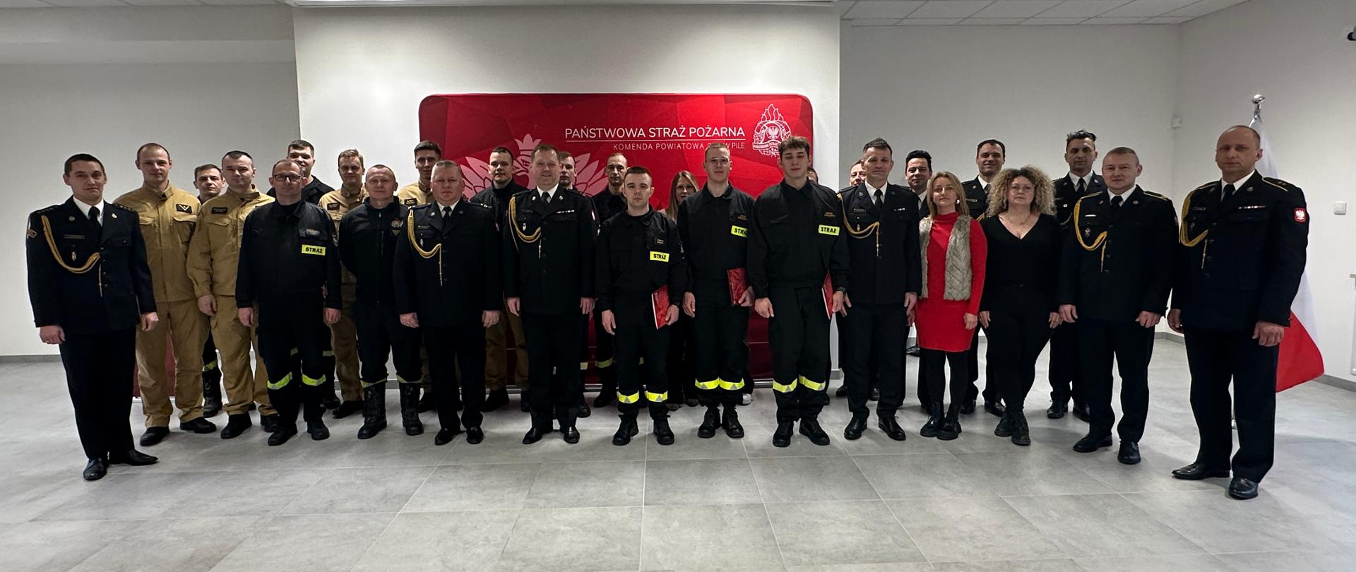 Na zdjęciu widać strażaków w trakcie organizowanej uroczystości z okazji ślubowanie nowo przyjętych funkcjonariuszy. 