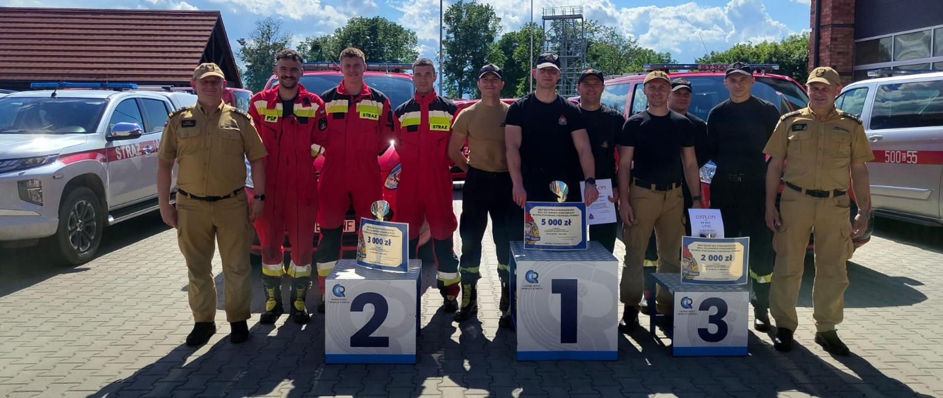 Na zdjęciu widoczne są trzy najlepsze drużyny zawodów podczas ceremonii wręczenia pucharów. Pierwsze miejsce zajęła drużyna KM PSP Włocławek, drugie miejsce drużyna KP PSP Świecie, natomiast trzecie miejsce wywalczyła drużyna KP PSP Lipno.