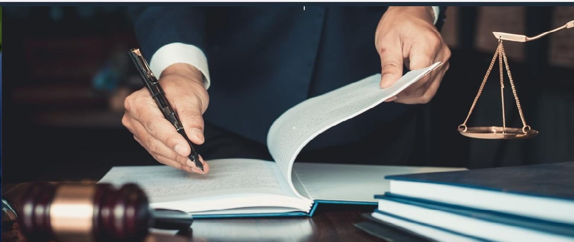 Młotek sędziowski i waga