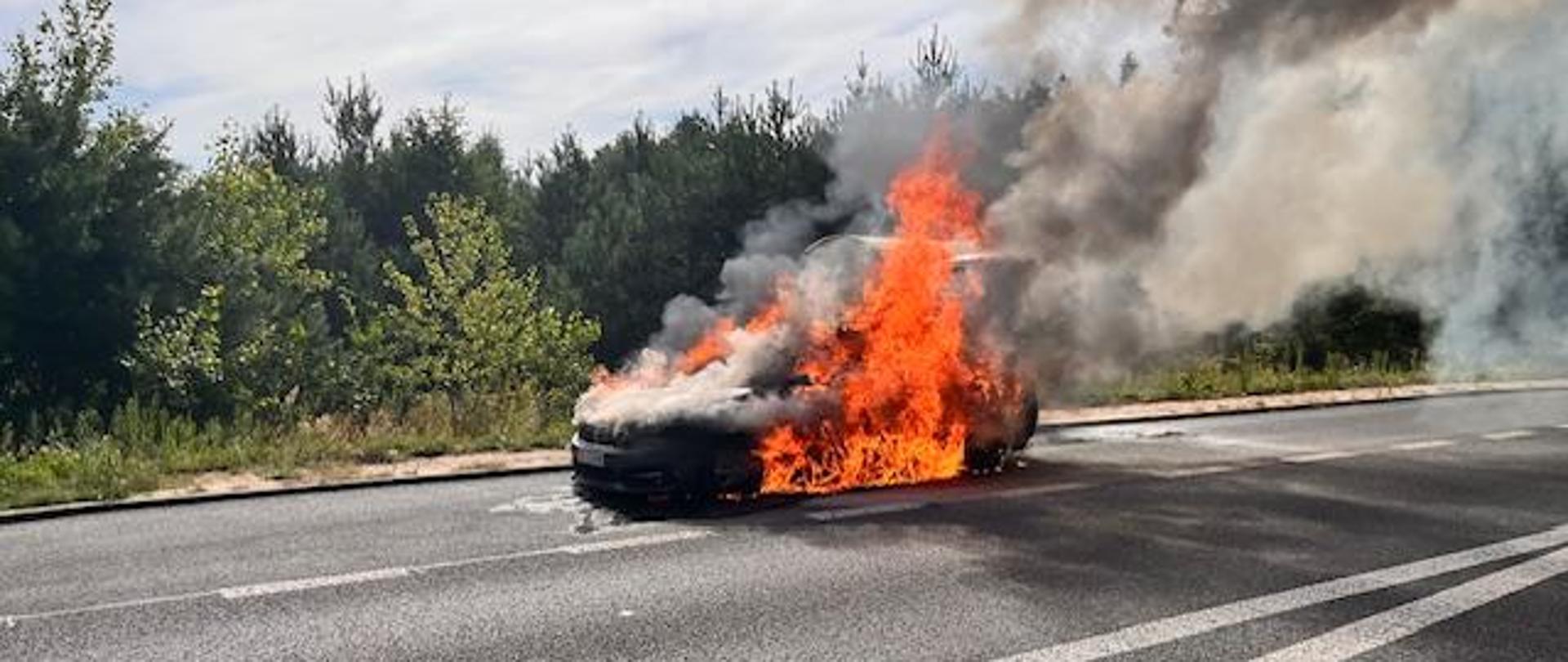 Palący sie pojazd na drodze