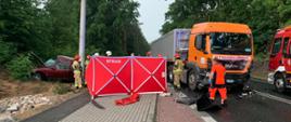 Wypadek samochodu osobowego z ciężarowym 