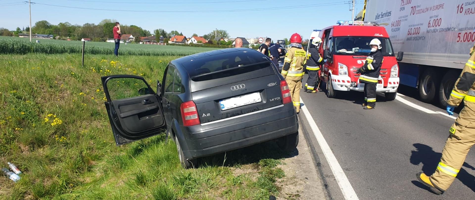 Zderzenie dwóch samochodów osobowych i ciężarówki na drodze nr 196 